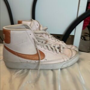 Nike High-Top Sneakers in White and Orange “Nike mid  ‘77”